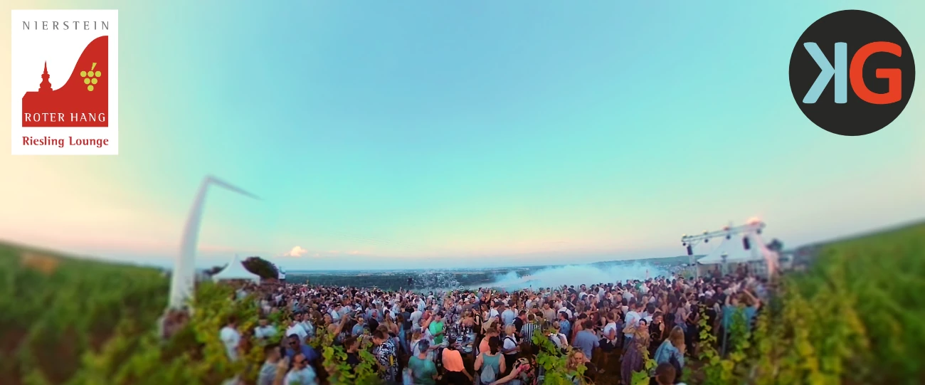 Panoramablick über den Roten Hang bei Nierstein, stimmungsvolle Lichtstimmung und Gäste mit Riesling